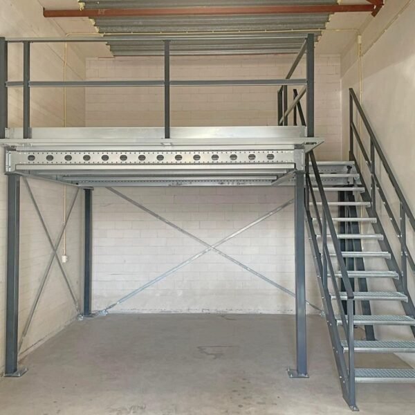 Plateforme de stockage mezzanine 10x10m| Capacité de charge 500 kg/m² | avec escaliers, garde-corps et point de transfert