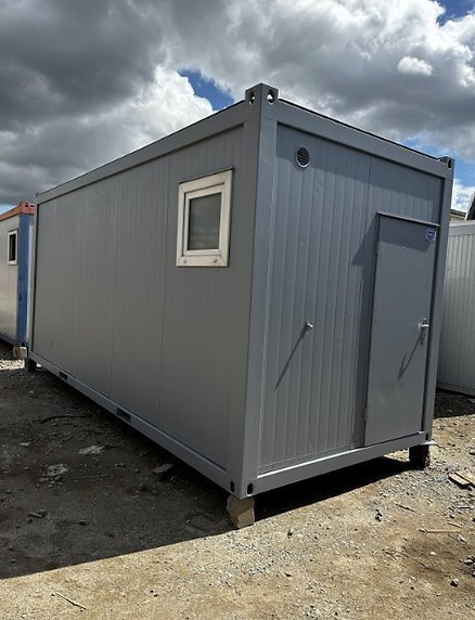 Conteneur sanitaire 6,06 × 2,44 m – 2 douches, 2 WC, 2 urinoirs, 5 lavabos